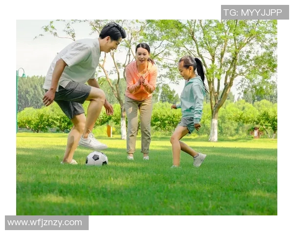 足球明星在城市小区的草坪上激情踢球引发居民热议与围观